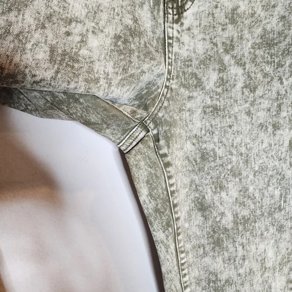 Almost Famous green acid wash stretch waist tapered jeans. Size small.  Highrise - Picture 10 of 14